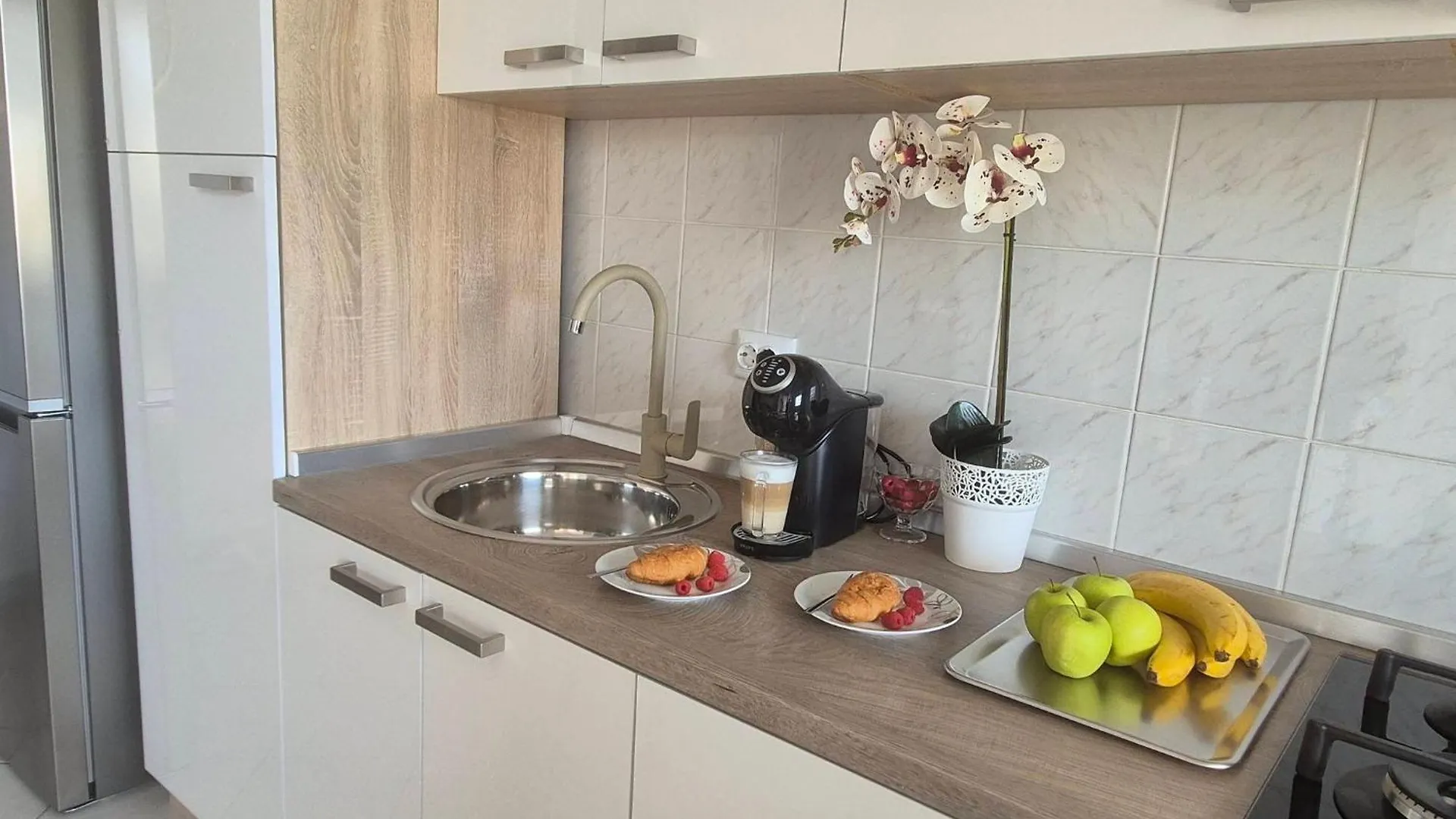 Apartmani Roberta Pag -Obiteljska Kuca Prizemnica Sa 2 Odvojena Apartmana Od Toga Jedan Moderan Luxuzniji, Pogled Na More Sa Velikih Terasa, Dvosobni Apartmani