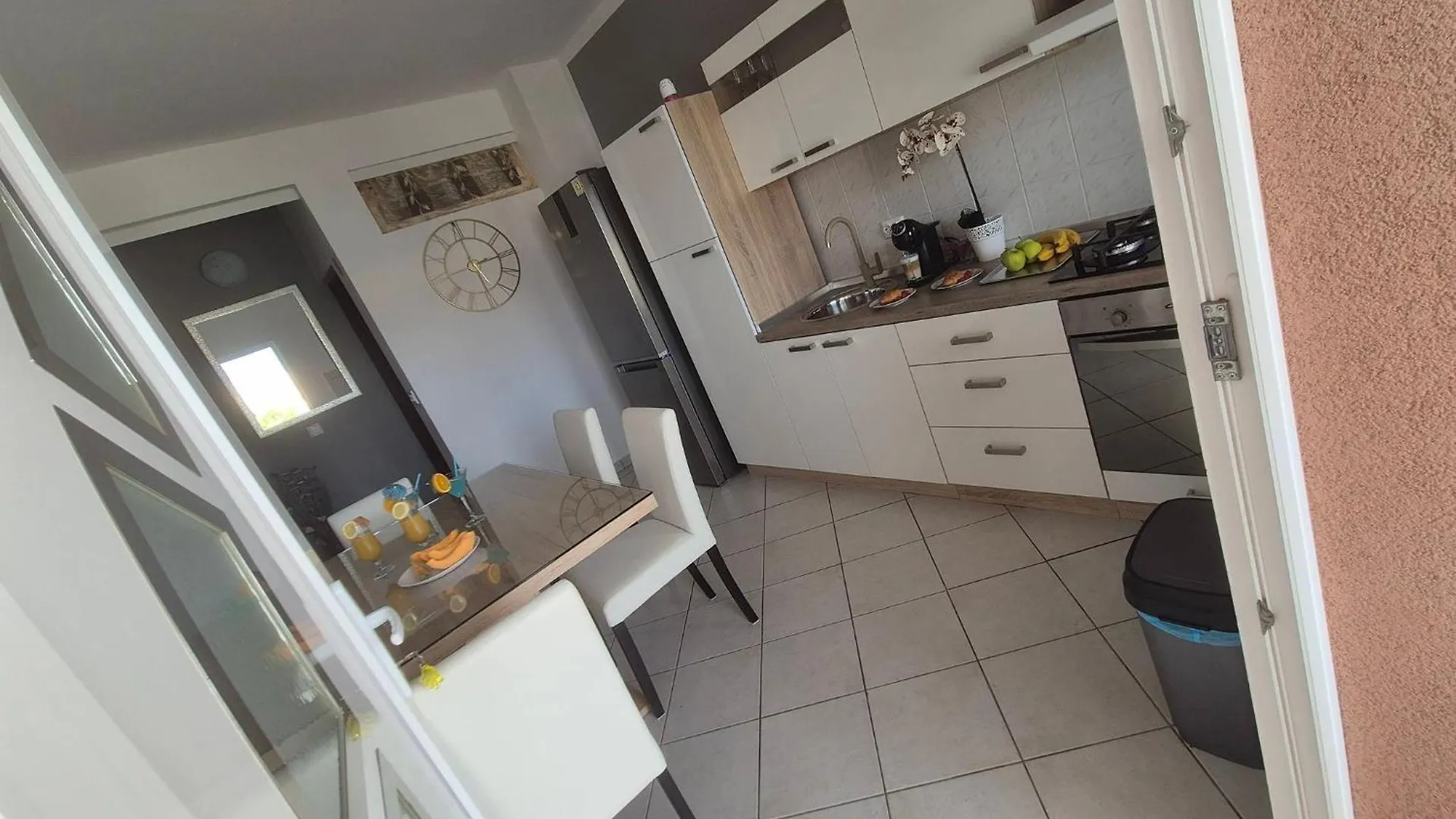 Apartmani Roberta Pag -Obiteljska Kuca Prizemnica Sa 2 Odvojena Apartmana Od Toga Jedan Moderan Luxuzniji, Pogled Na More Sa Velikih Terasa, Dvosobni Apartmani Pag Town