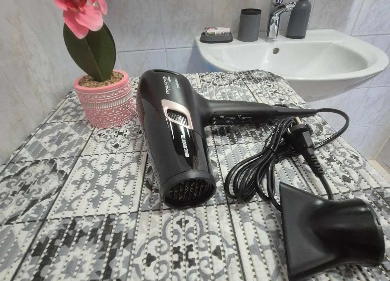 Apartmani Roberta Pag -Obiteljska Kuca Prizemnica Sa 2 Odvojena Apartmana Od Toga Jedan Moderan Luxuzniji, Pogled Na More Sa Velikih Terasa, Dvosobni Apartmani  Pag Town