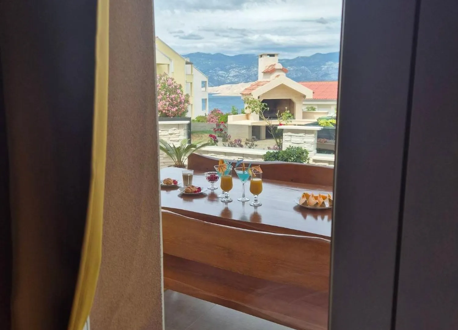 Apartmani Roberta Pag -Obiteljska Kuca Prizemnica Sa 2 Odvojena Apartmana Od Toga Jedan Moderan Luxuzniji, Pogled Na More Sa Velikih Terasa, Dvosobni Apartmani