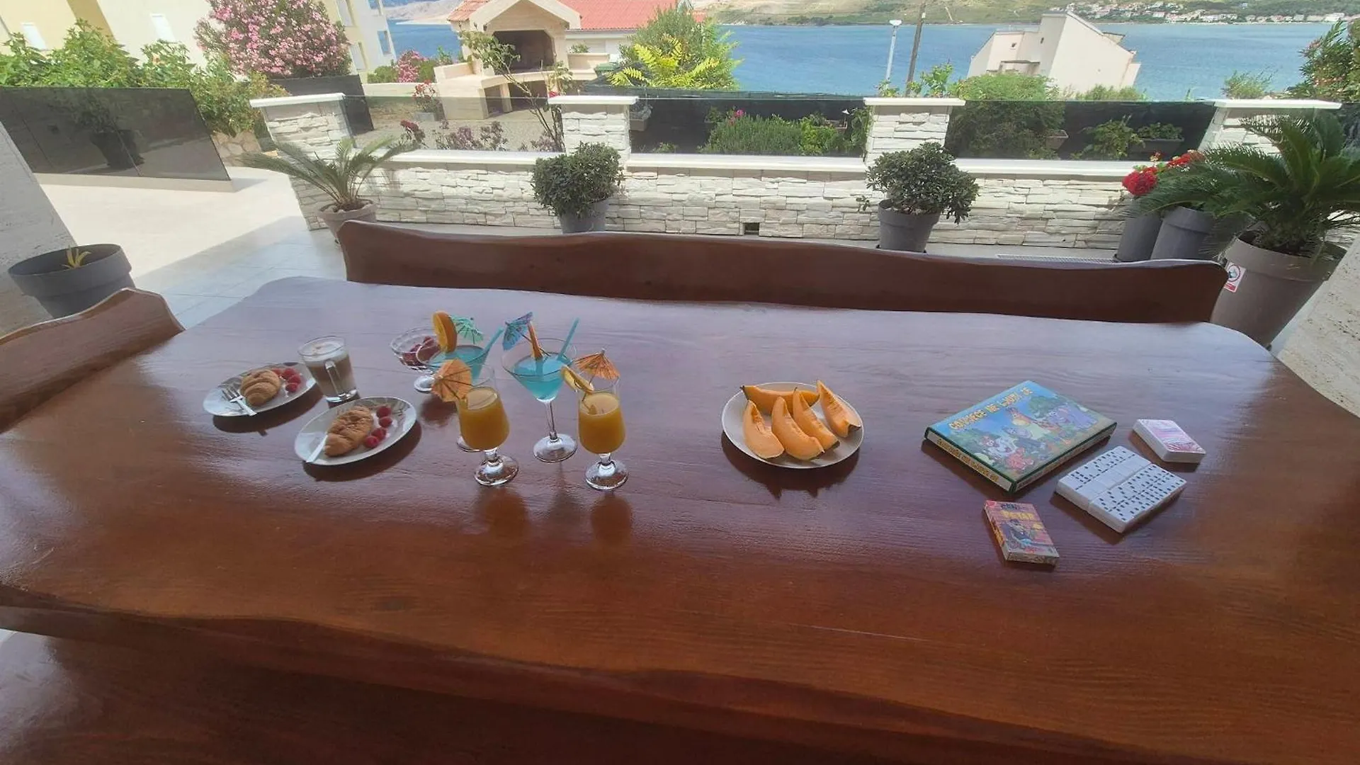 Apartmani Roberta Pag -Obiteljska Kuca Prizemnica Sa 2 Odvojena Apartmana Od Toga Jedan Moderan Luxuzniji, Pogled Na More Sa Velikih Terasa, Dvosobni Apartmani