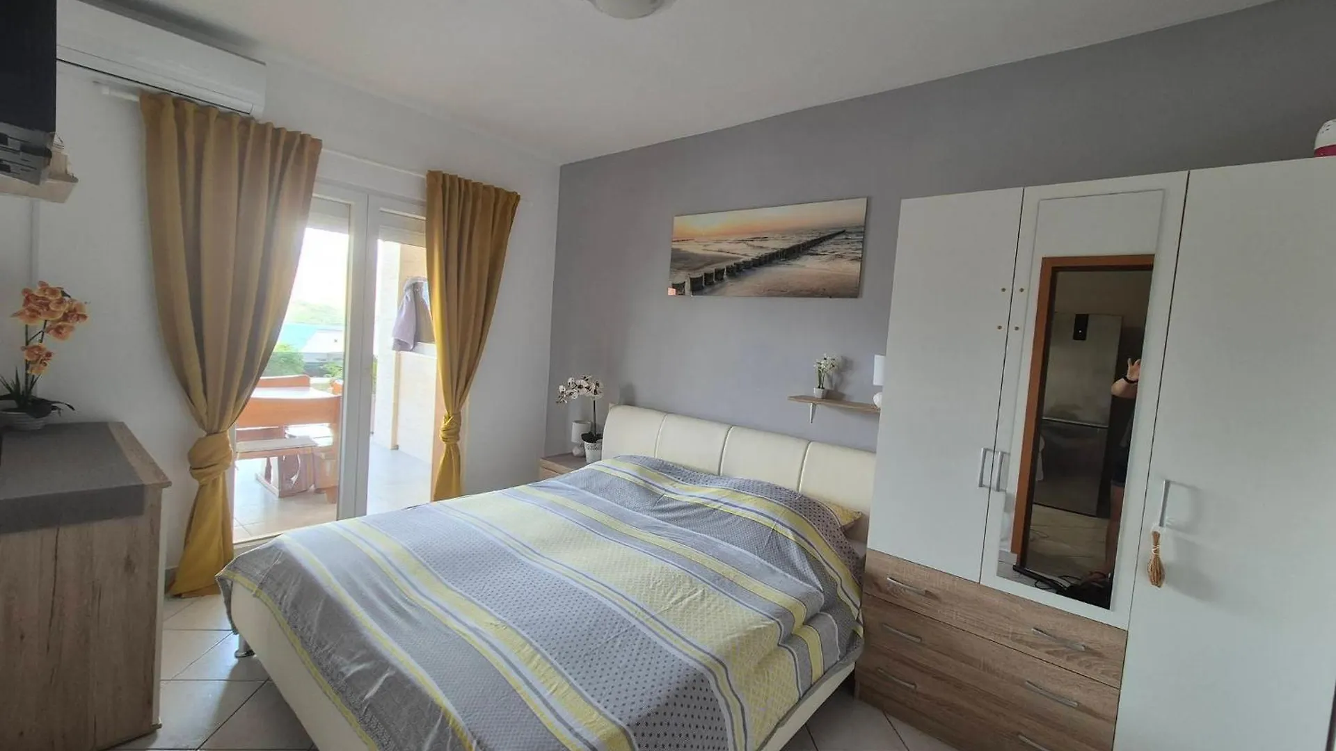 Apartmani Roberta Pag -Obiteljska Kuca Prizemnica Sa 2 Odvojena Apartmana Od Toga Jedan Moderan Luxuzniji, Pogled Na More Sa Velikih Terasa, Dvosobni Apartmani Pag Town