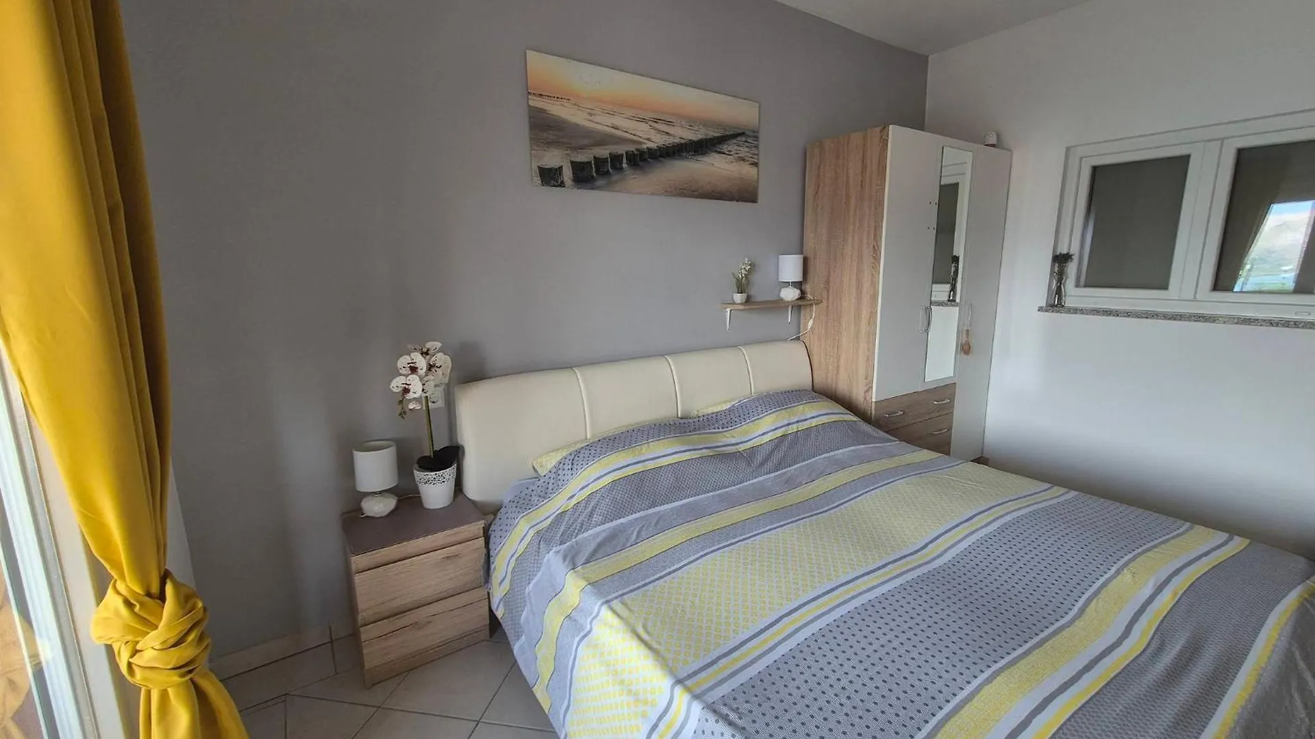 Apartmani Roberta Pag -Obiteljska Kuca Prizemnica Sa 2 Odvojena Apartmana Od Toga Jedan Moderan Luxuzniji, Pogled Na More Sa Velikih Terasa, Dvosobni Apartmani 0*, Pag Town