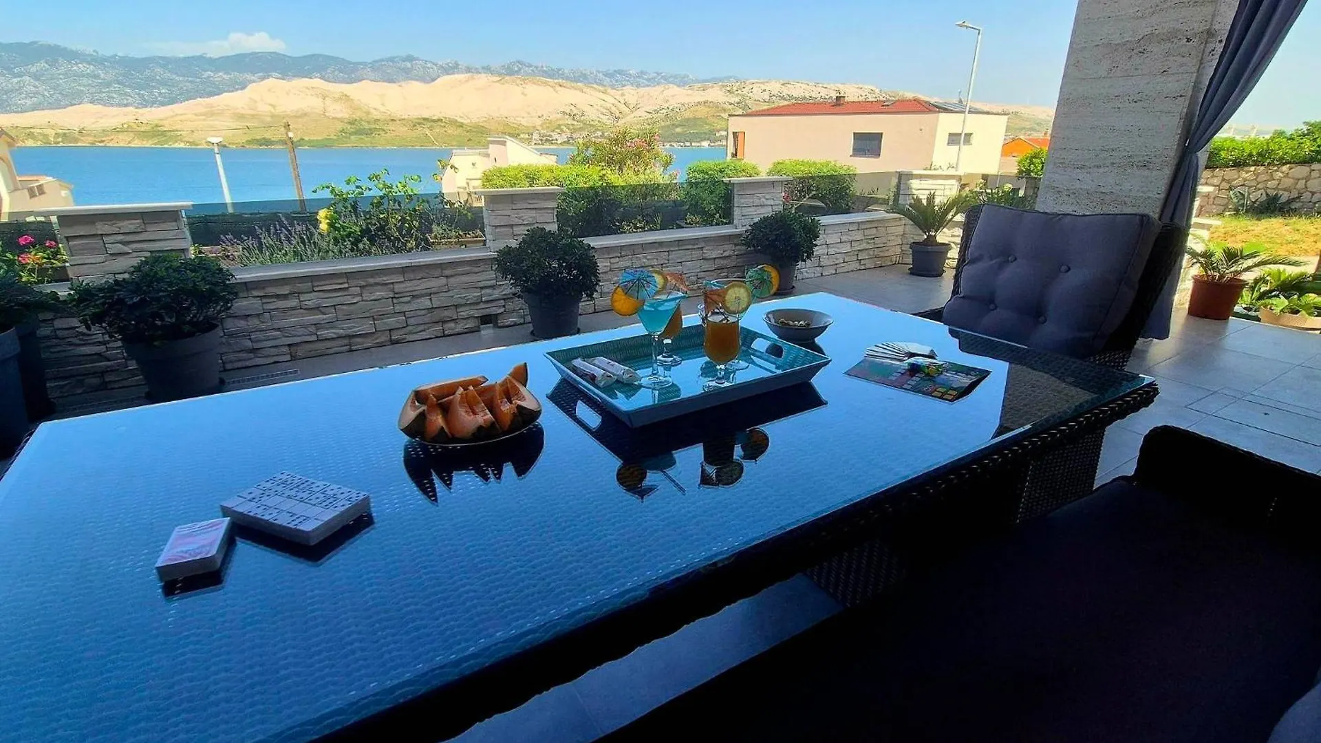 Apartmani Roberta Pag -Obiteljska Kuca Prizemnica Sa 2 Odvojena Apartmana Od Toga Jedan Moderan Luxuzniji, Pogled Na More Sa Velikih Terasa, Dvosobni Apartmani