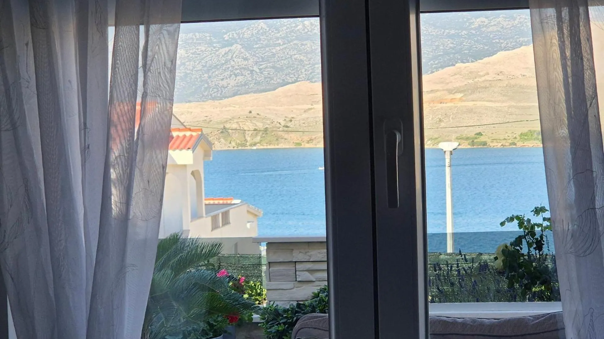Apartmani Roberta Pag -Obiteljska Kuca Prizemnica Sa 2 Odvojena Apartmana Od Toga Jedan Moderan Luxuzniji, Pogled Na More Sa Velikih Terasa, Dvosobni Apartmani  Pag Town