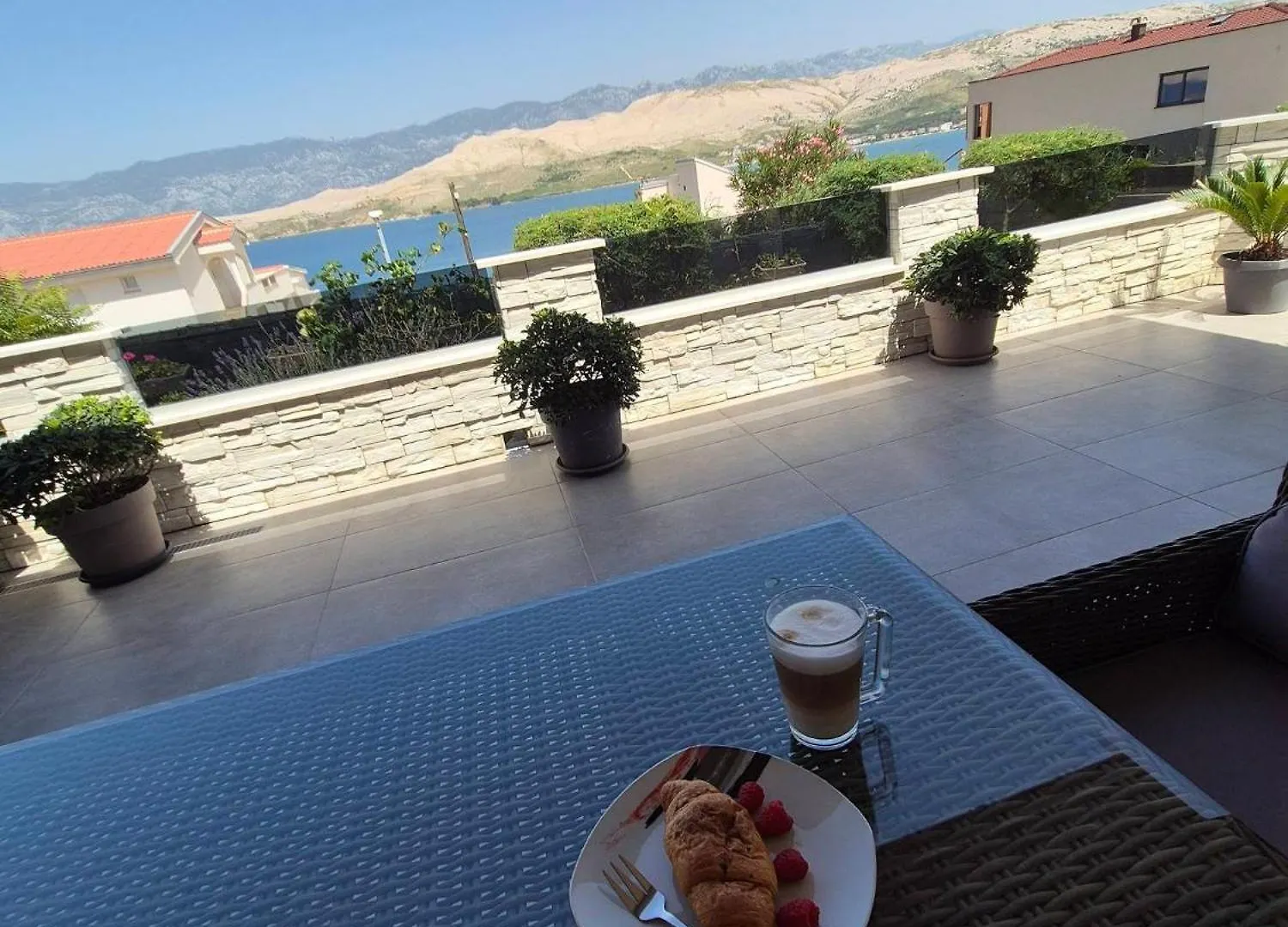 Apartmani Roberta Pag -Obiteljska Kuca Prizemnica Sa 2 Odvojena Apartmana Od Toga Jedan Moderan Luxuzniji, Pogled Na More Sa Velikih Terasa, Dvosobni Apartmani 0*, Pag Town Croatia