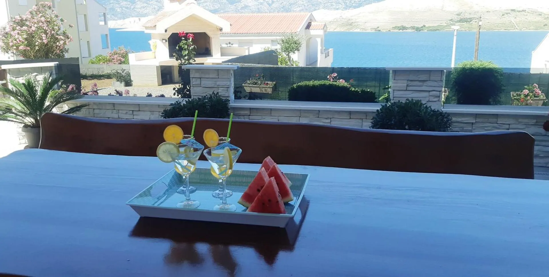 Apartmani Roberta Pag -Obiteljska Kuca Prizemnica Sa 2 Odvojena Apartmana Od Toga Jedan Moderan Luxuzniji, Pogled Na More Sa Velikih Terasa, Dvosobni Apartmani