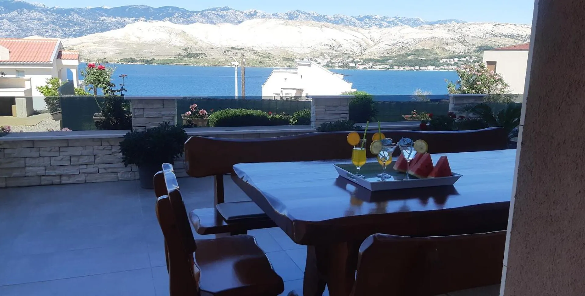 Apartmani Roberta Pag -Obiteljska Kuca Prizemnica Sa 2 Odvojena Apartmana Od Toga Jedan Moderan Luxuzniji, Pogled Na More Sa Velikih Terasa, Dvosobni Apartmani Pag Town