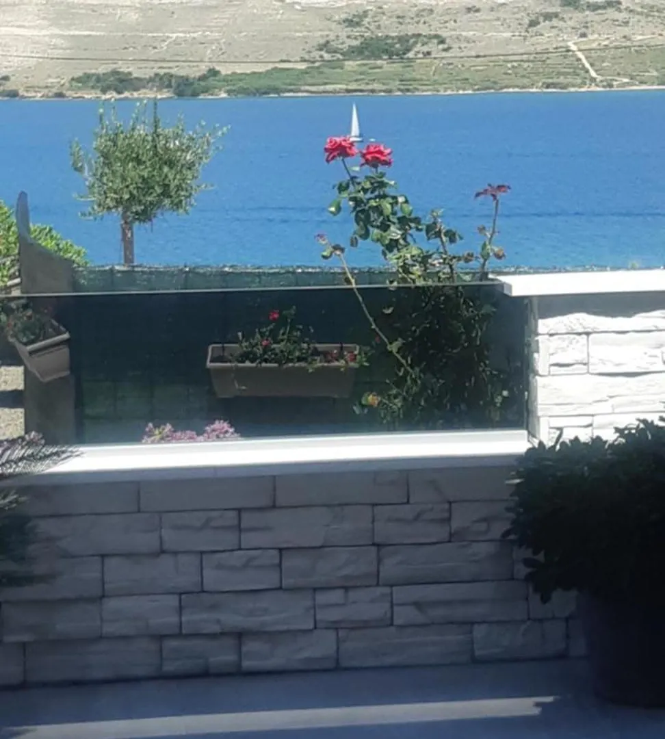 Apartmani Roberta Pag -Obiteljska Kuca Prizemnica Sa 2 Odvojena Apartmana Od Toga Jedan Moderan Luxuzniji, Pogled Na More Sa Velikih Terasa, Dvosobni Apartmani