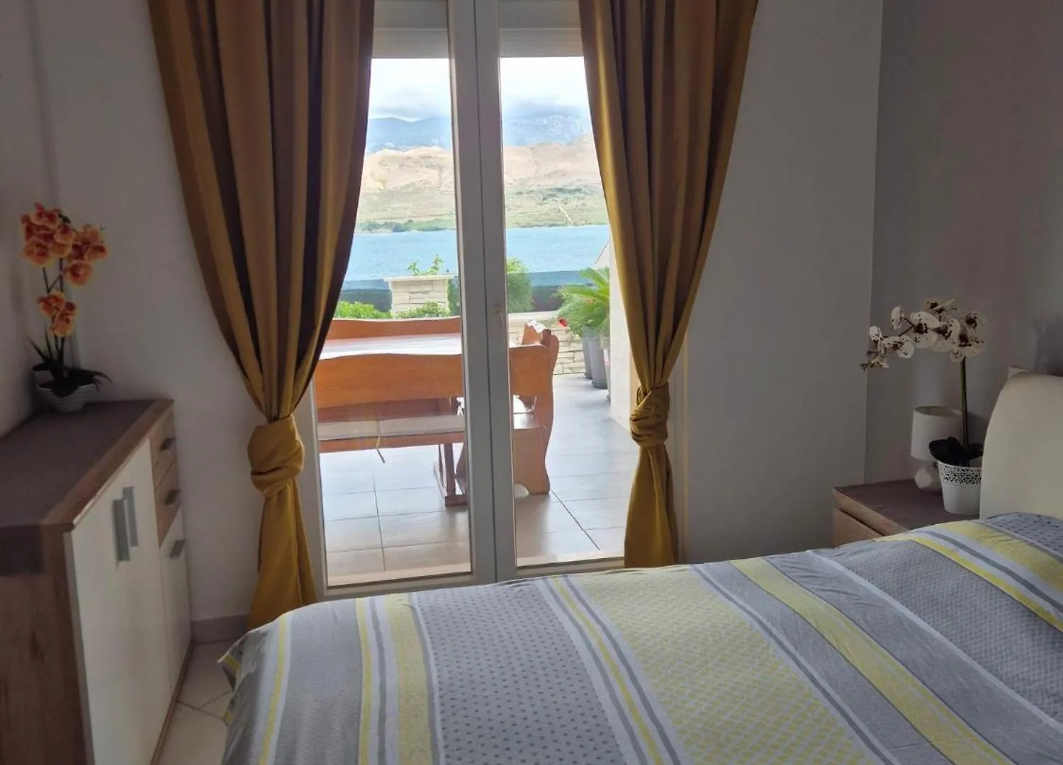 Apartmani Roberta Pag -Obiteljska Kuca Prizemnica Sa 2 Odvojena Apartmana Od Toga Jedan Moderan Luxuzniji, Pogled Na More Sa Velikih Terasa, Dvosobni Apartmani Pag Town 0*,